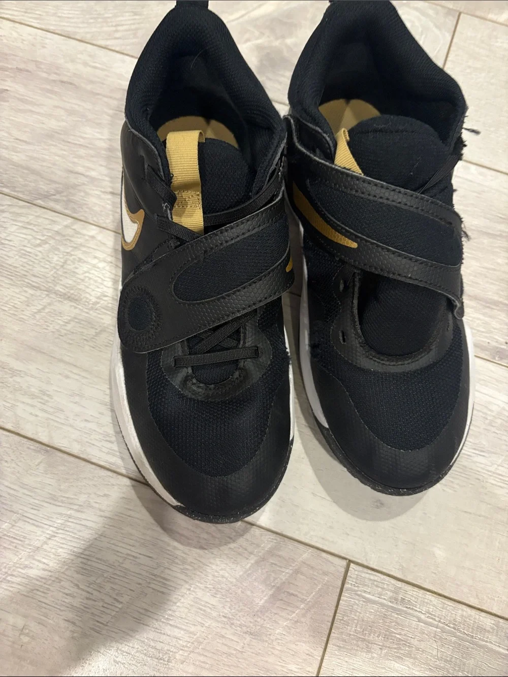Nike basketball sneakers size 6 with Velcro
